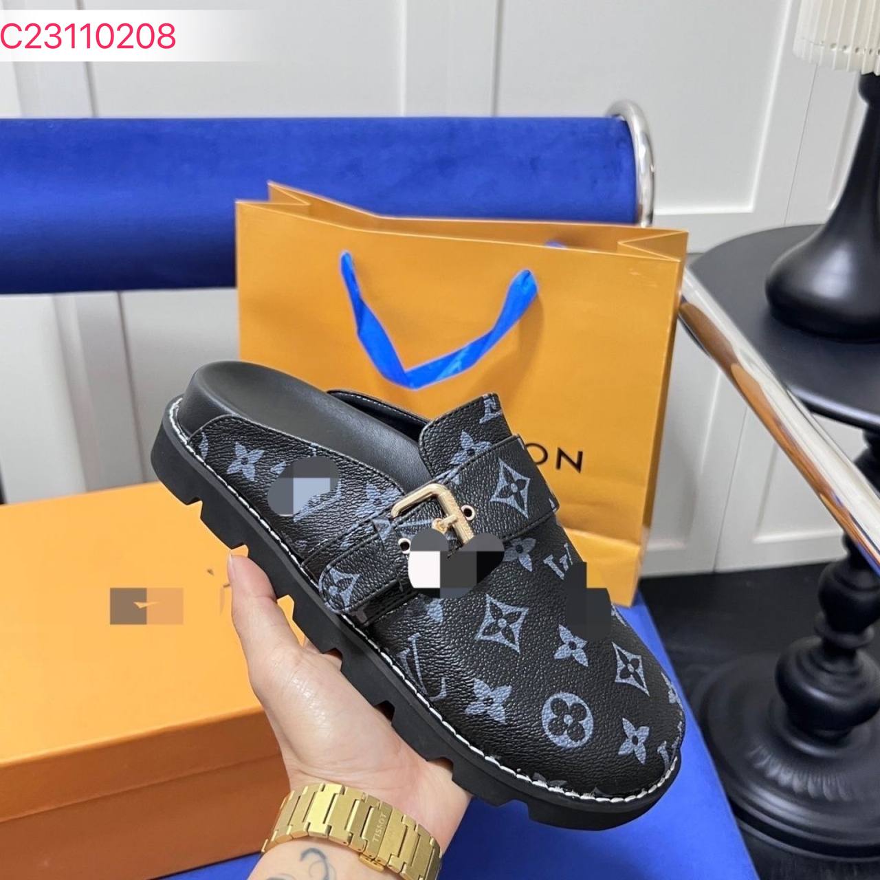 L_V Sandals